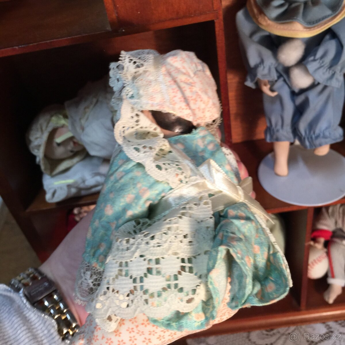 sběratelské panenky porcelánové značené a polička - 15