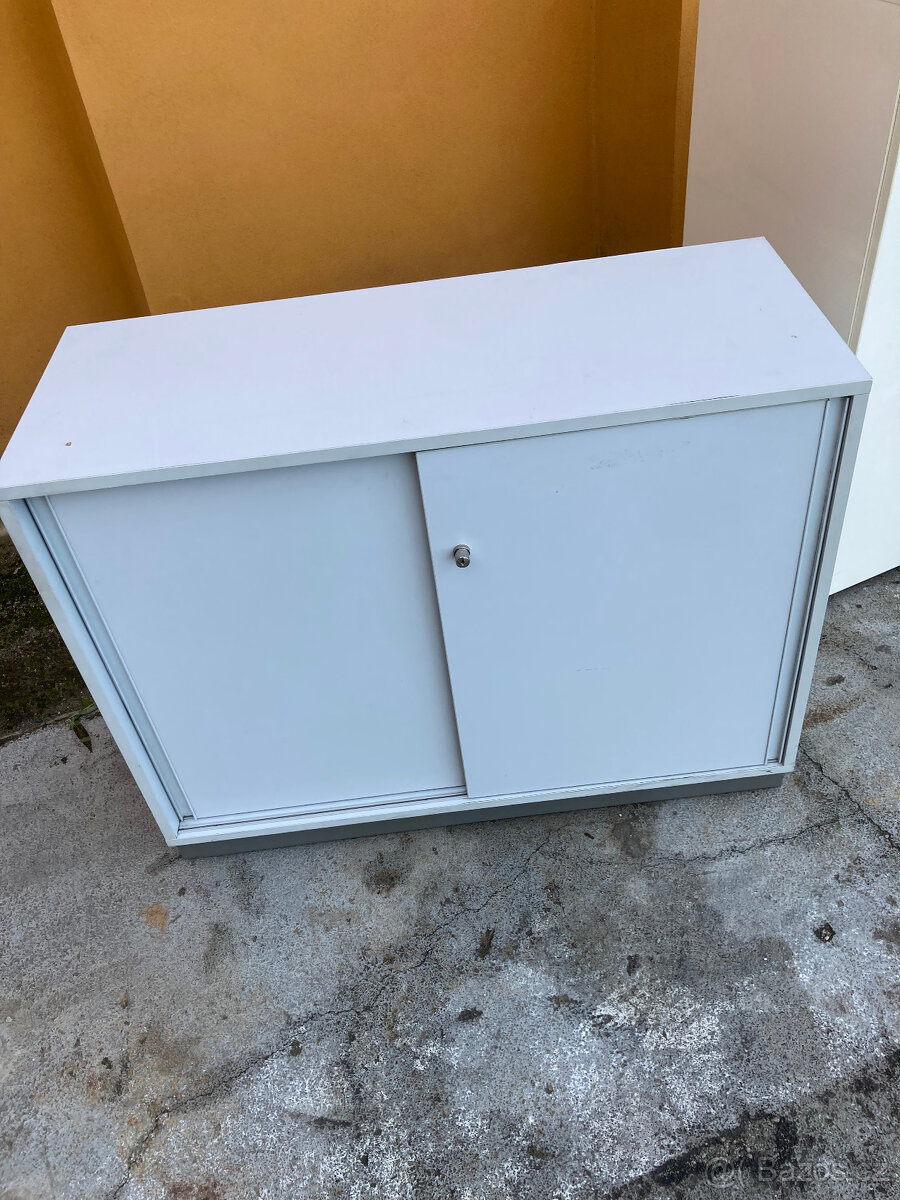 Skříňka nábytková nízká s posuvnými dveřmi za 500 kč - 15