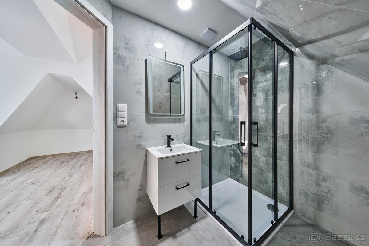 Prodej nového mezonetového bytu 3+1 se zahradou s bazénem - 15