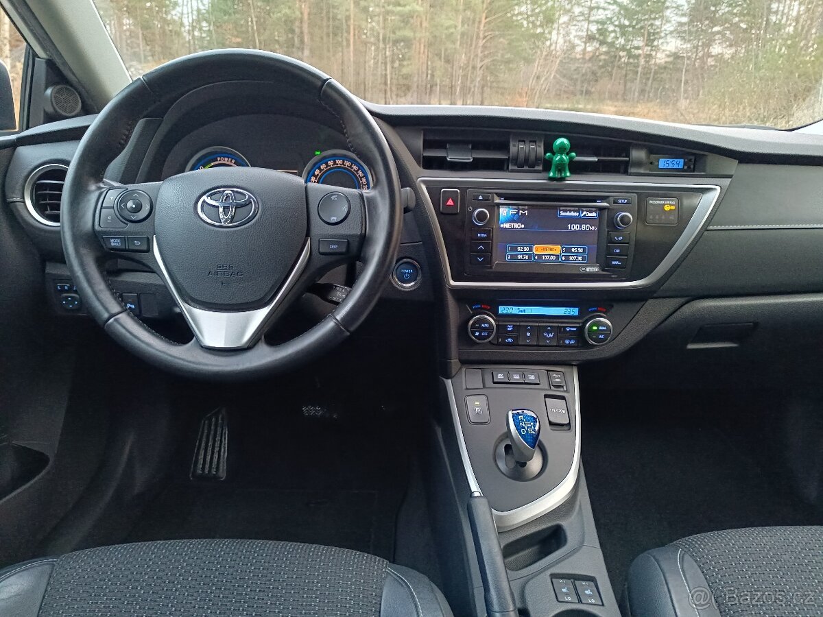 Toyota Auris Hybrid 1.8 rok 2013, Servis jen Toyota - 15