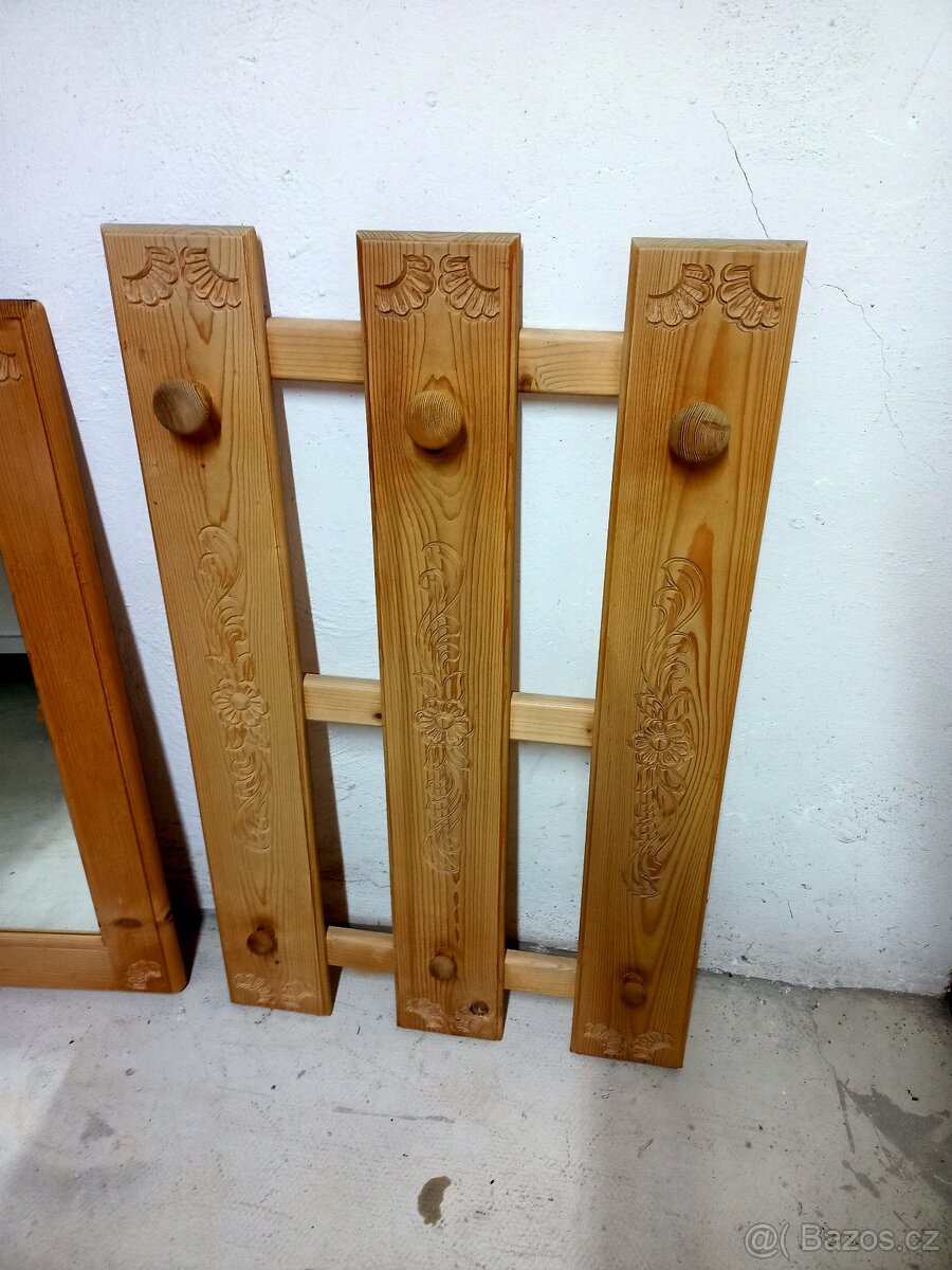 Prodám hezkou sestavu z masivu-komoda,věšák,zrcadlo. - 15