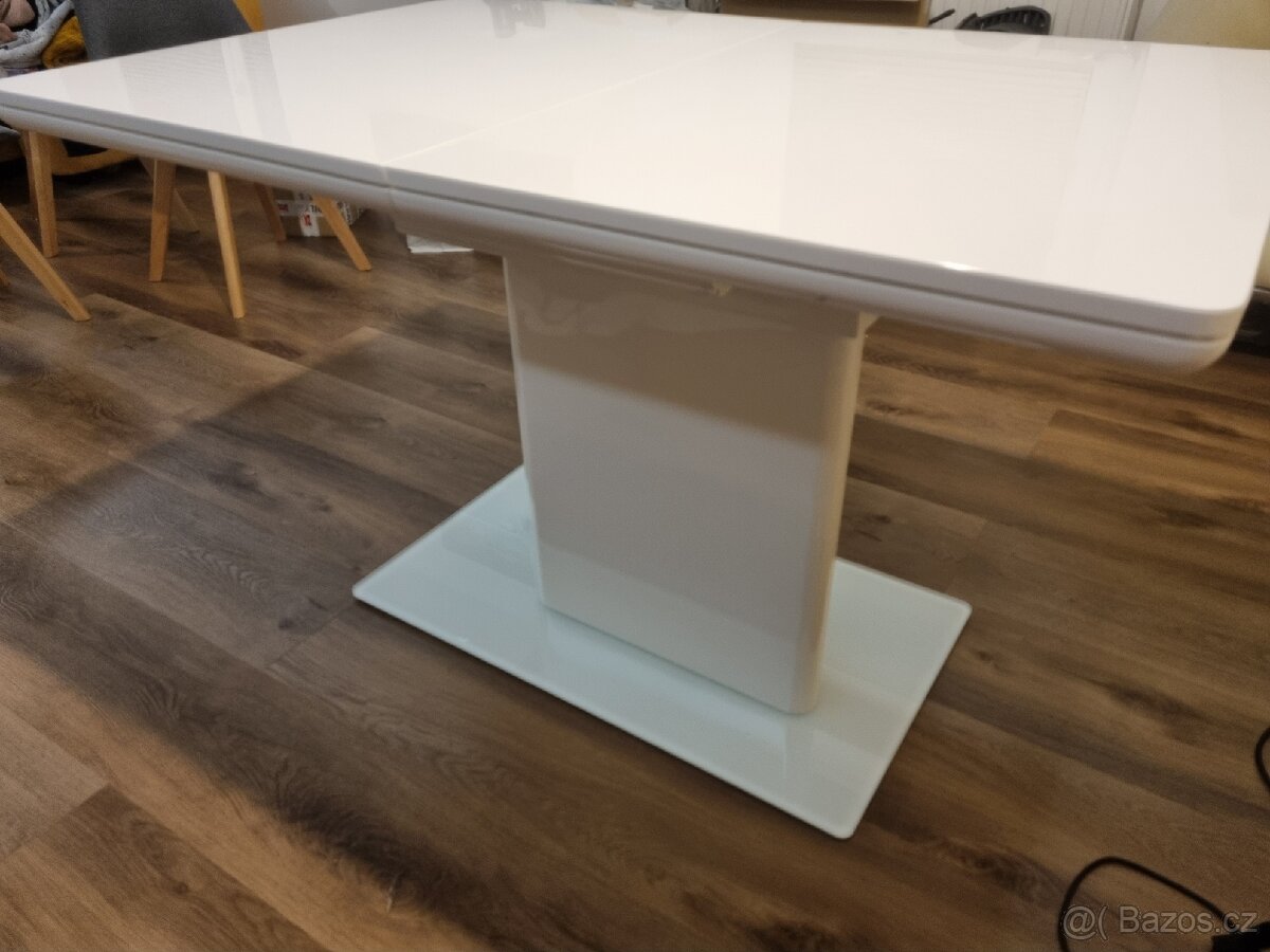 Bílý jídelní stůl - 15