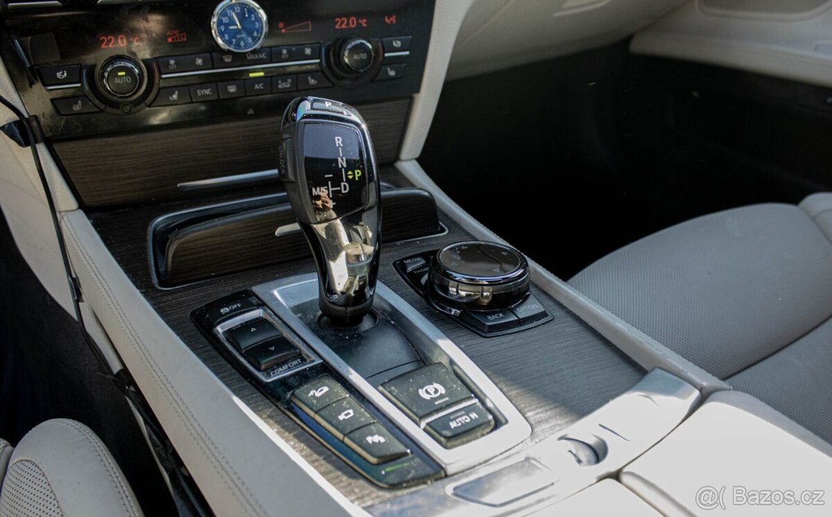 BMW 750i xDrive 2015 - 15