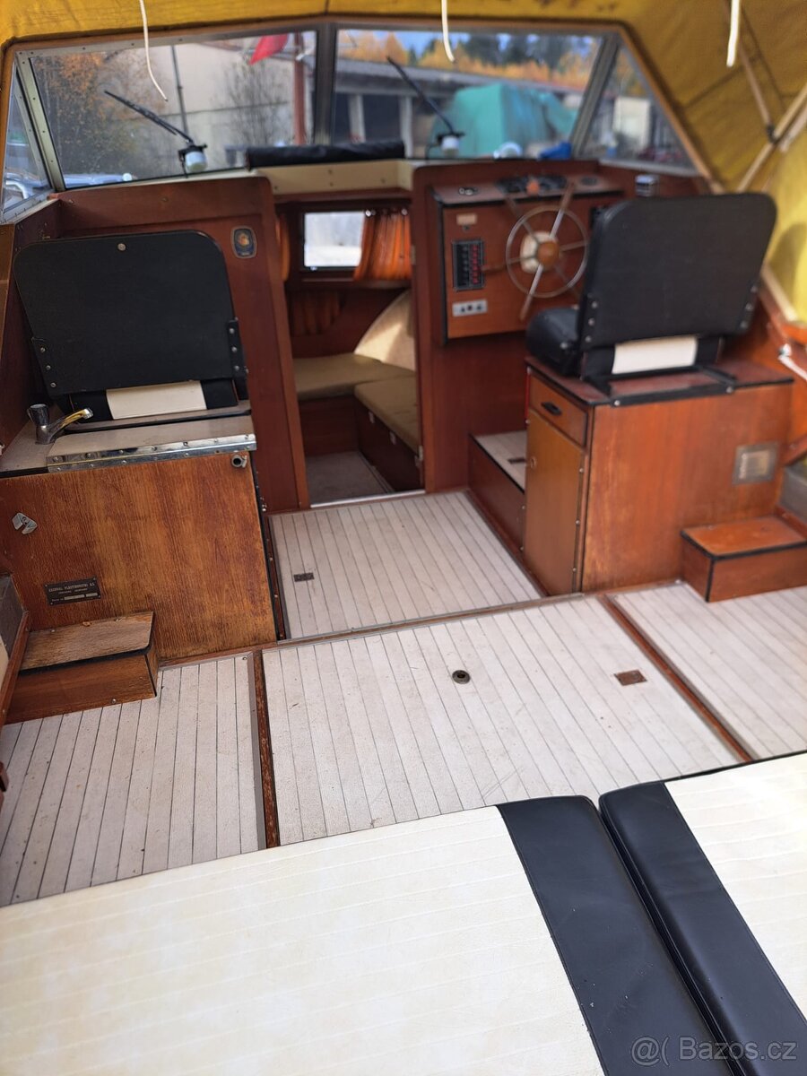 Motorova kajutova lod Windy24 - pěkný stav - 15