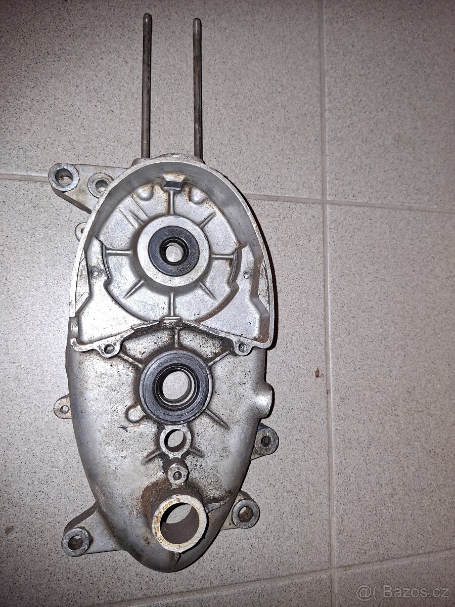 Jawa 50 pionyr - kartery, víka motoru - 15