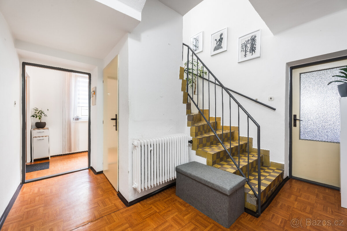 Rodinný dům 6+2 s 2 garážemi - 15