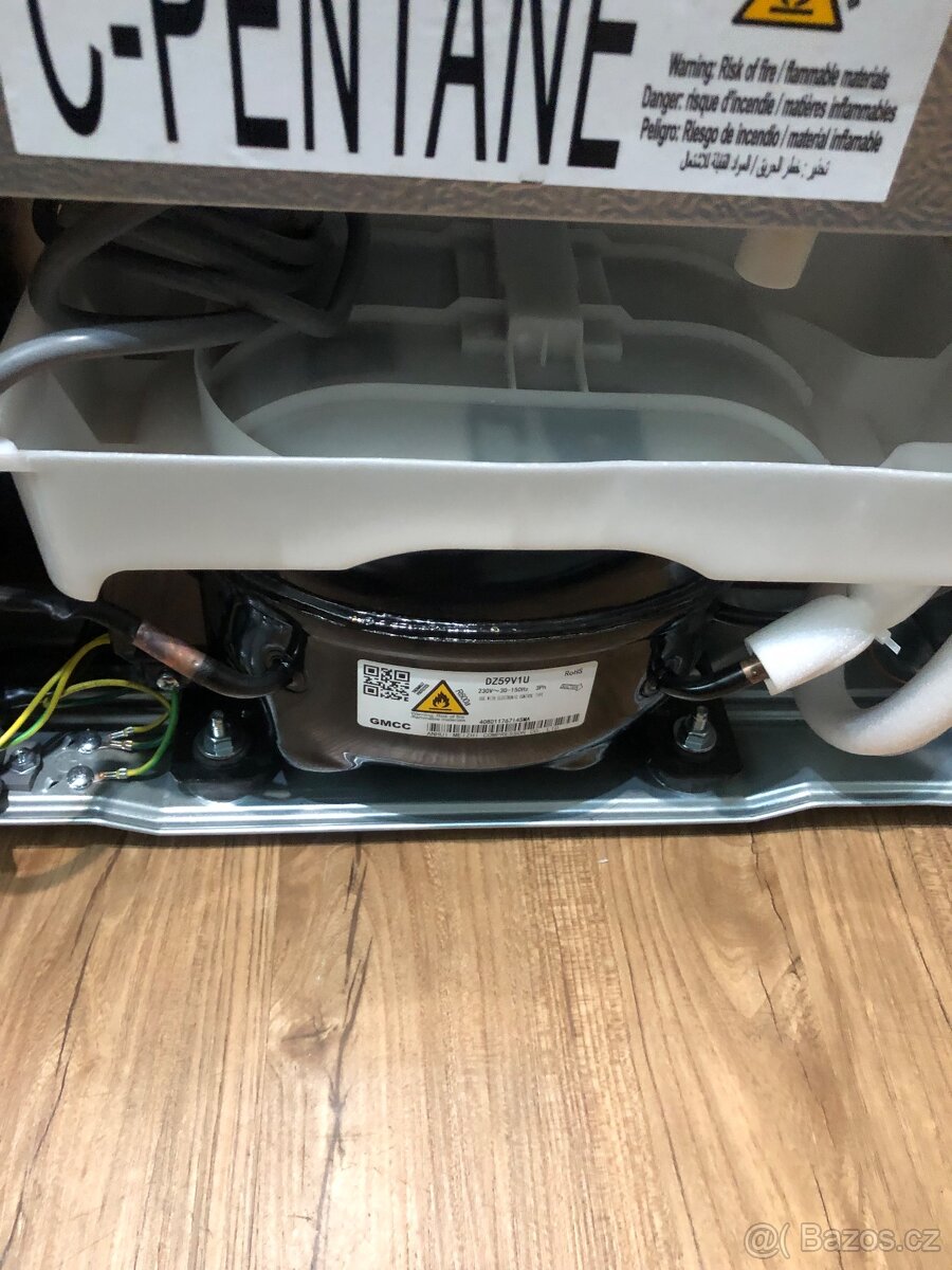 Malá lednice s mrazákem Siguro BF-c241y zánovní - 15