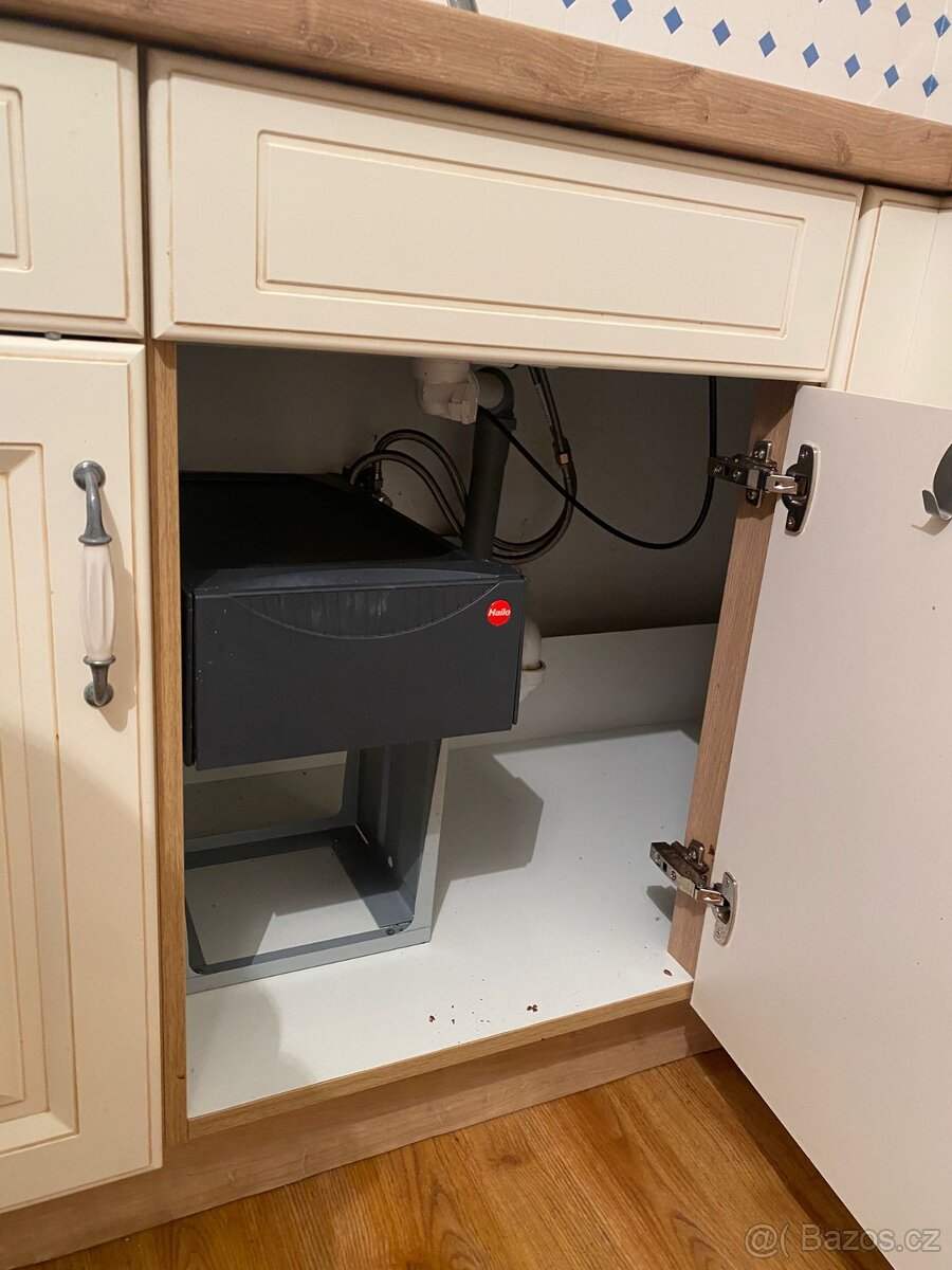 Moderní kuchyňská linka bez spotřebičů - 15