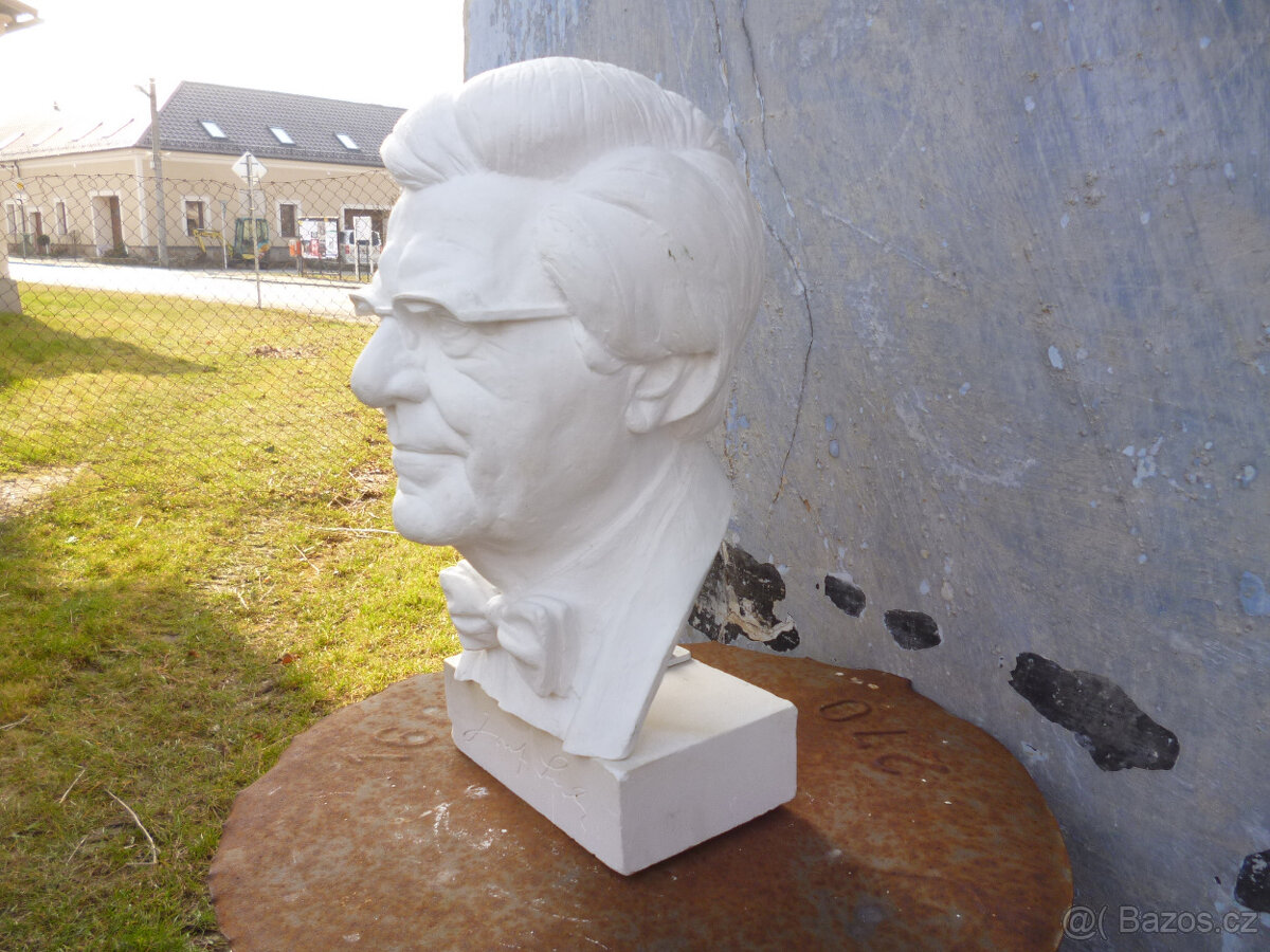 Sochařská busta houslisty Josefa Suka - 15