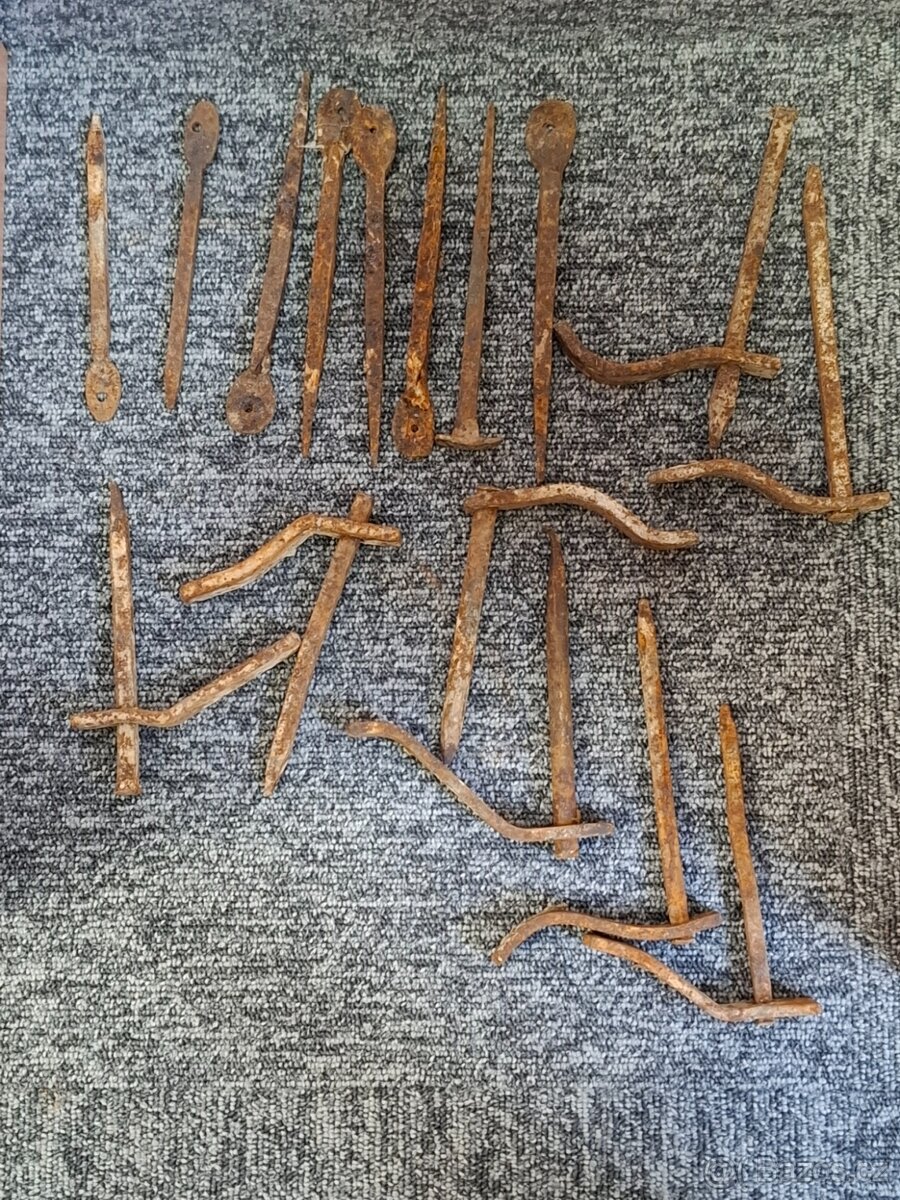 Šroubení vodovodní fitinky + skoby zednické - 15