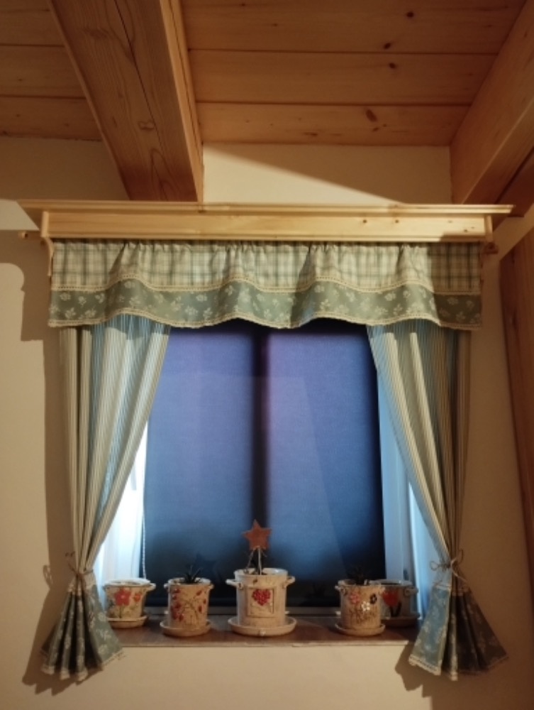 Dřevěná garnýž z masivu s policí na míru. - 15