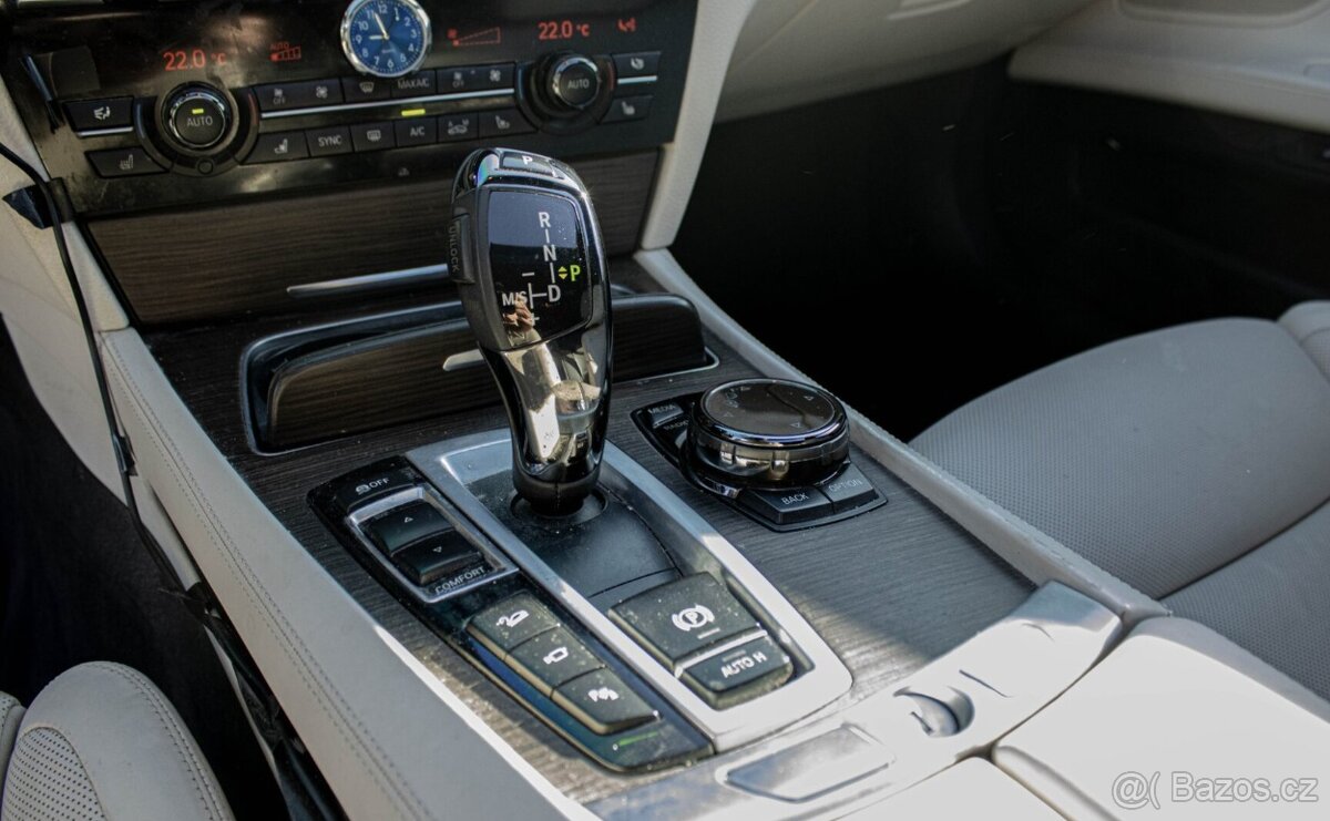 BMW 750i xDrive 2015 - 15