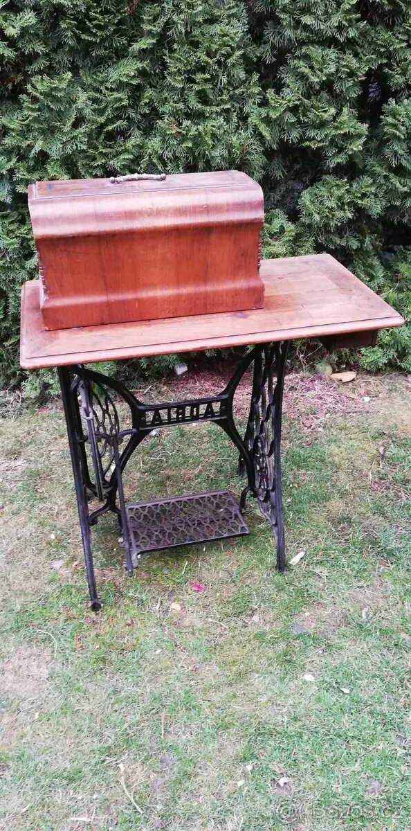 Šicí stroj ADRIA - 15