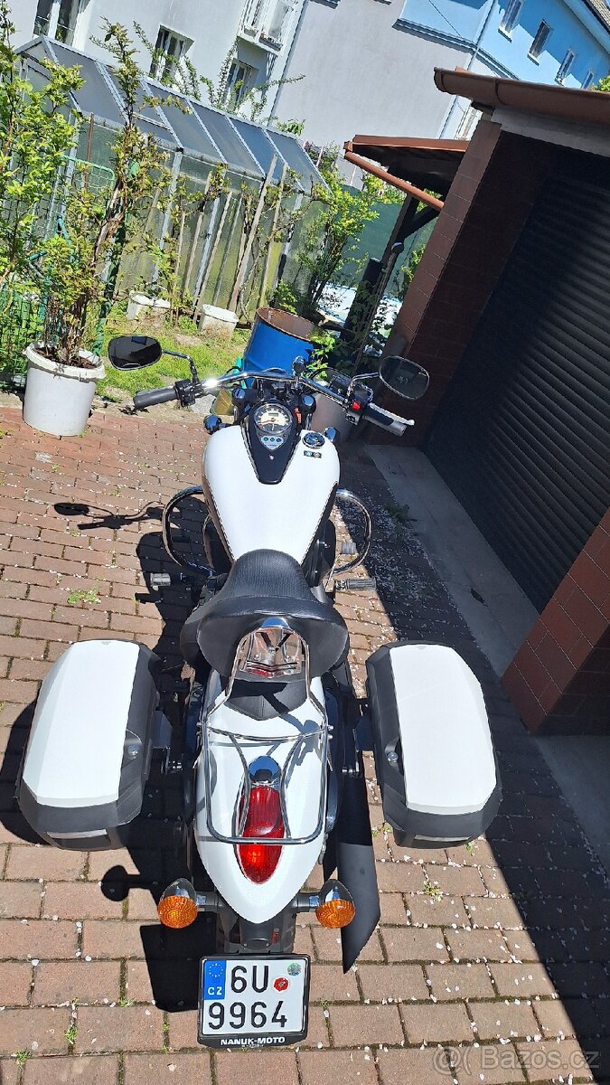 Kawasaki Vulcan 900 Custom - 15