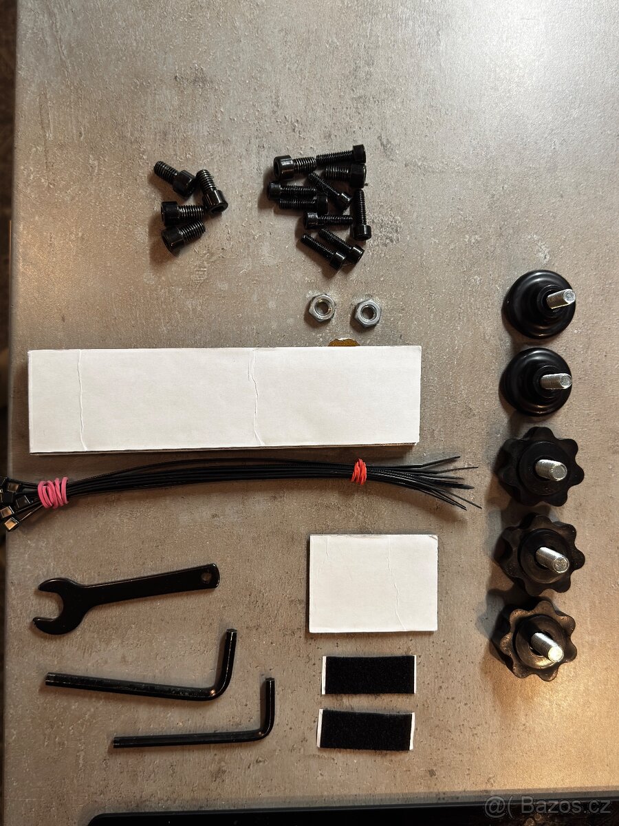 Playseat EVOLUTION black + Logitech G923 - 15