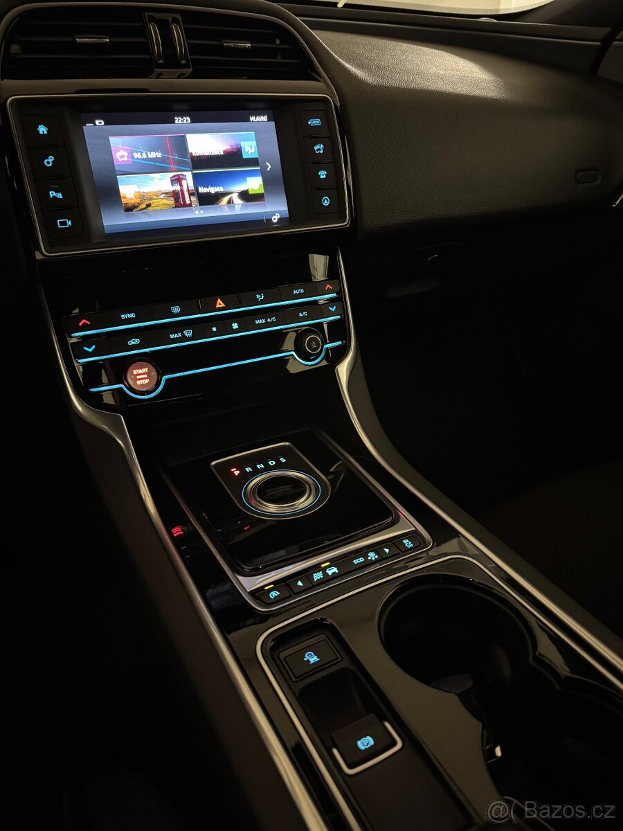 Jaguar XE 2.0D 4x4 R-SPORT DYNAMIC - 15