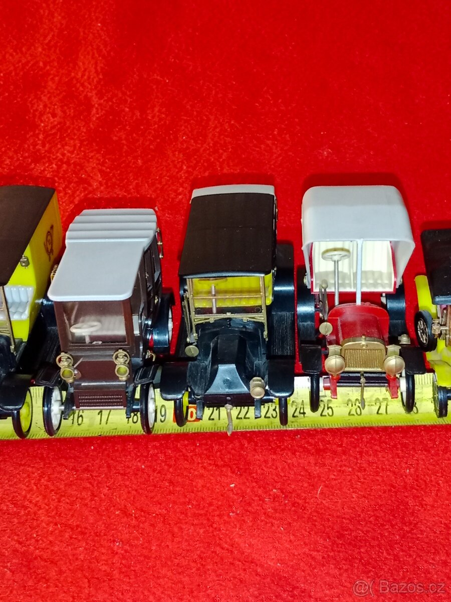 Autíčka veteráni zn. IGRA 11 ks, SMĚR 2 ks atd. 14 ks celkem - 15