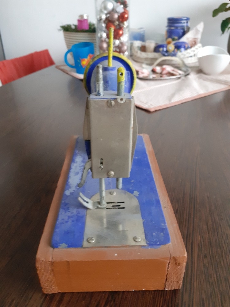 NÁBYTEK PRO PANENKY / ŠÍCÍ STROJ - 15