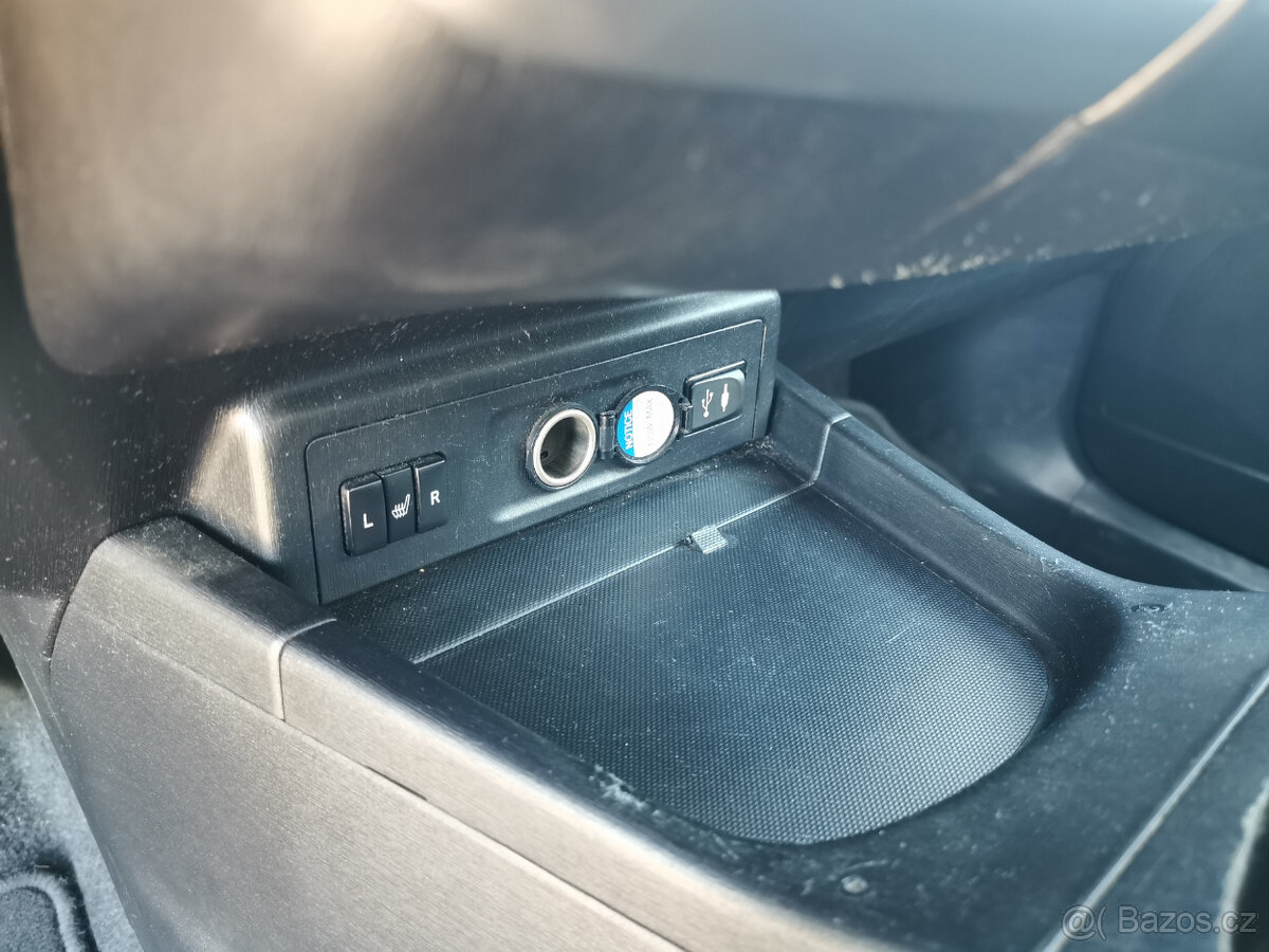 Toyota Prius Plus 7 míst nový model, hybrid 1,8 100kw 2015 - 15