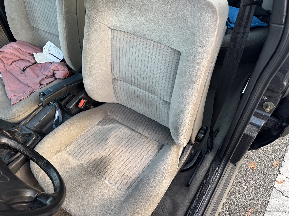 Audi 100 C3 2.2E - 15