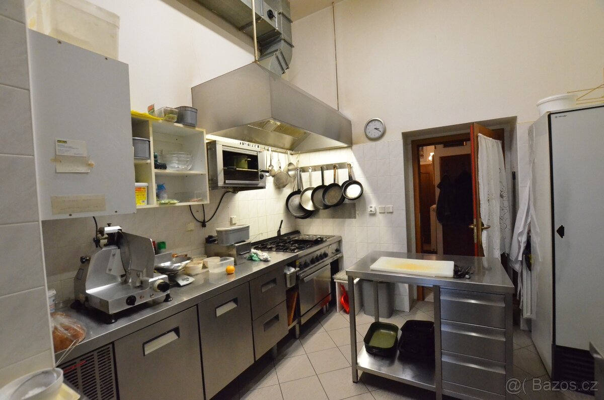 Prodej zavedeného rodinného penzionu + rozestavěná stavba - - 15