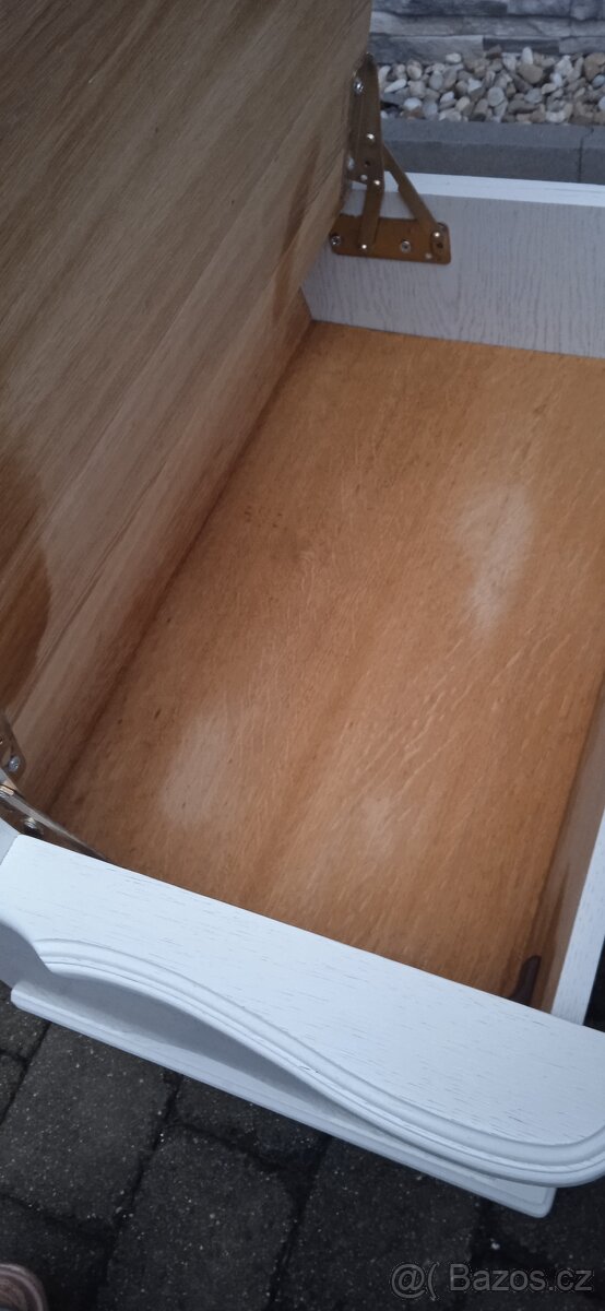 Rohová lavice bílá se stolem +2 židlemi - 15