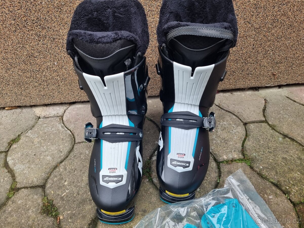 Lyžařský set (lyže, boty, hůlky, helma + brýle) - 15