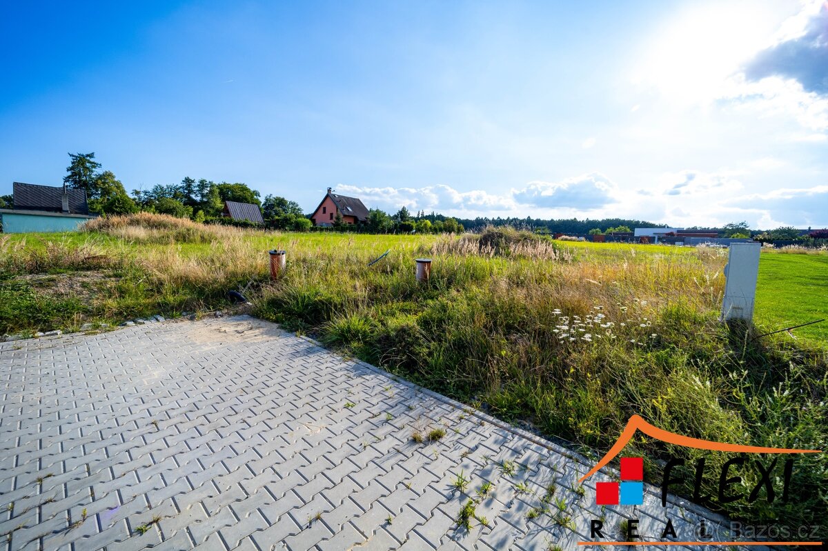 Prodej stavebního, zasíťovaného pozemku o výměře 1403 m² v l - 15