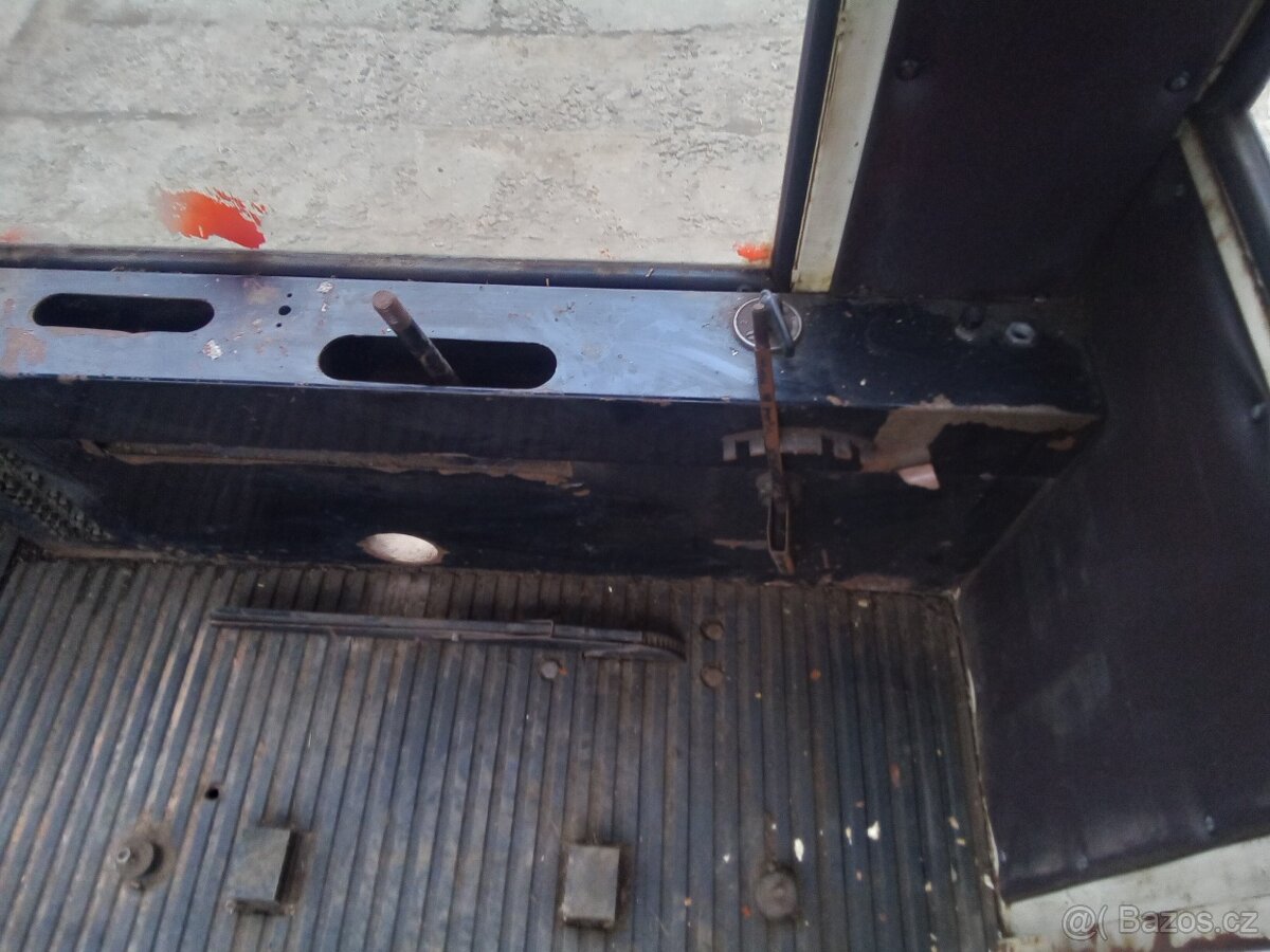 Kabina ze řezačky Toro - 15