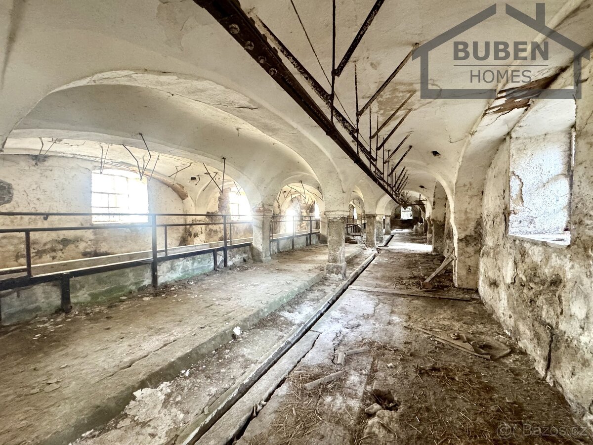 Stavební pozemek 10472 m² se zemědělskými budovami, Stráž - - 15