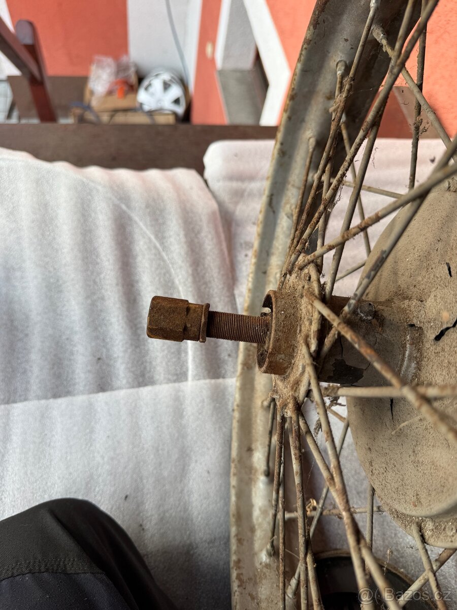 DKW - přední kolo s osou a brzdovým štítem - 15