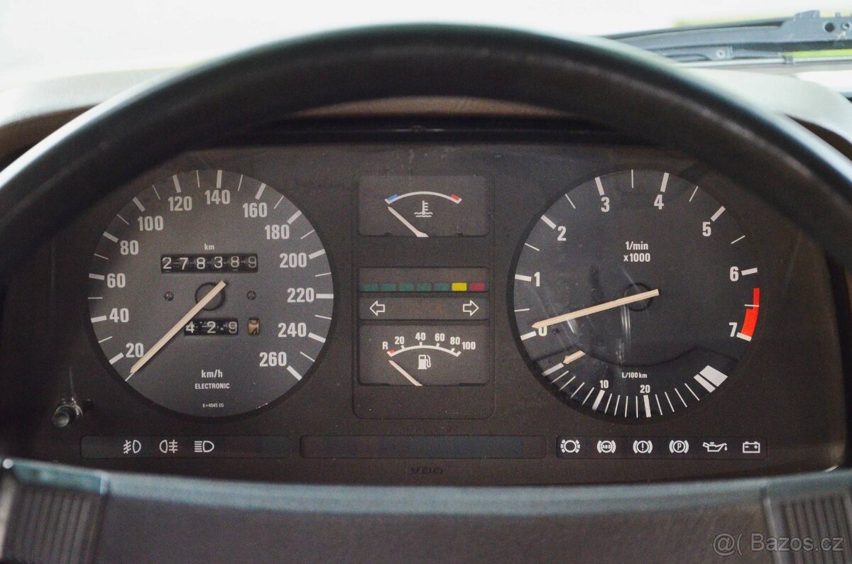 BMW 735i E23 z roku 1985 - 15