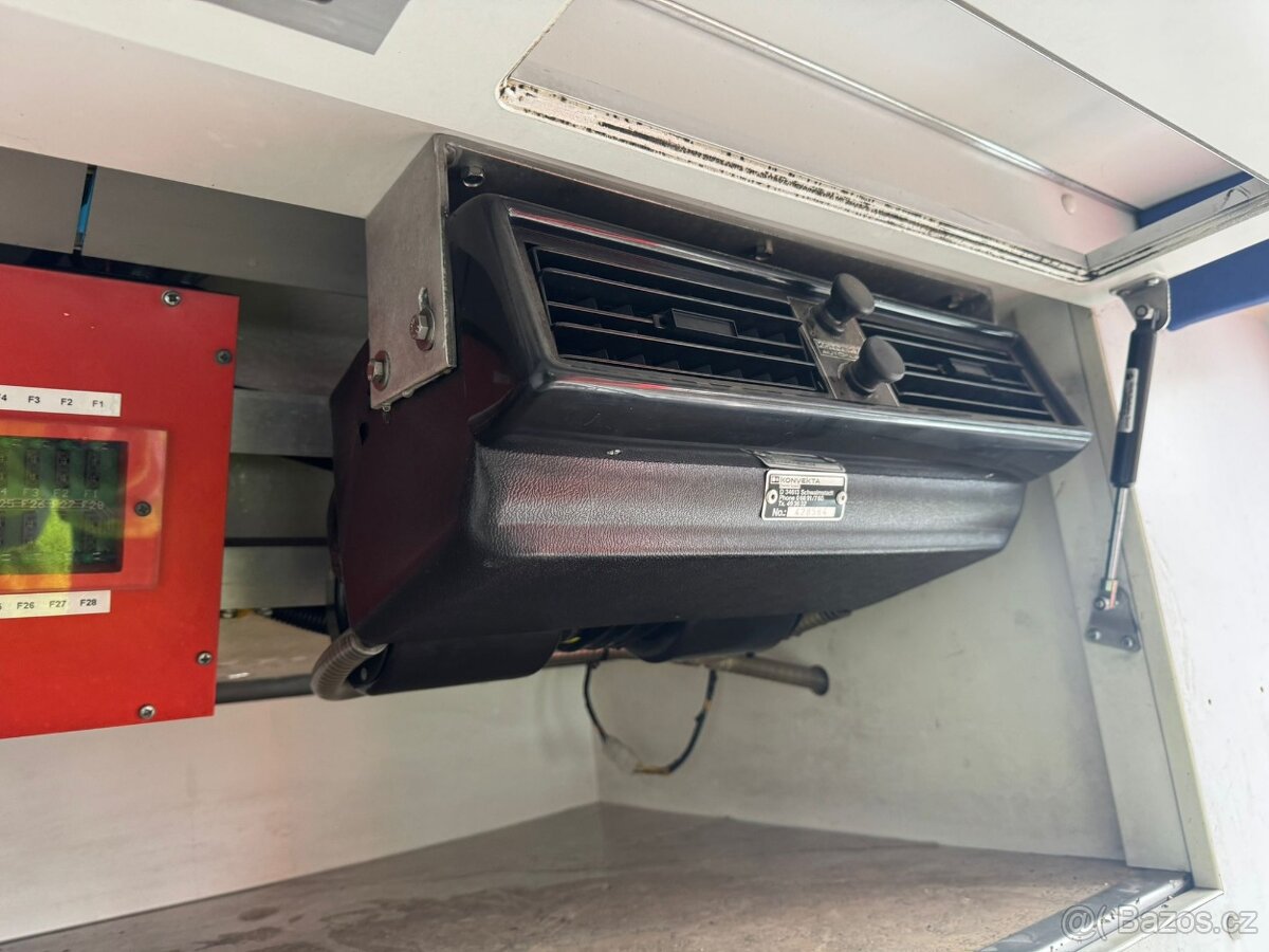 Nástavba ze sanitniho vozidla. - 15