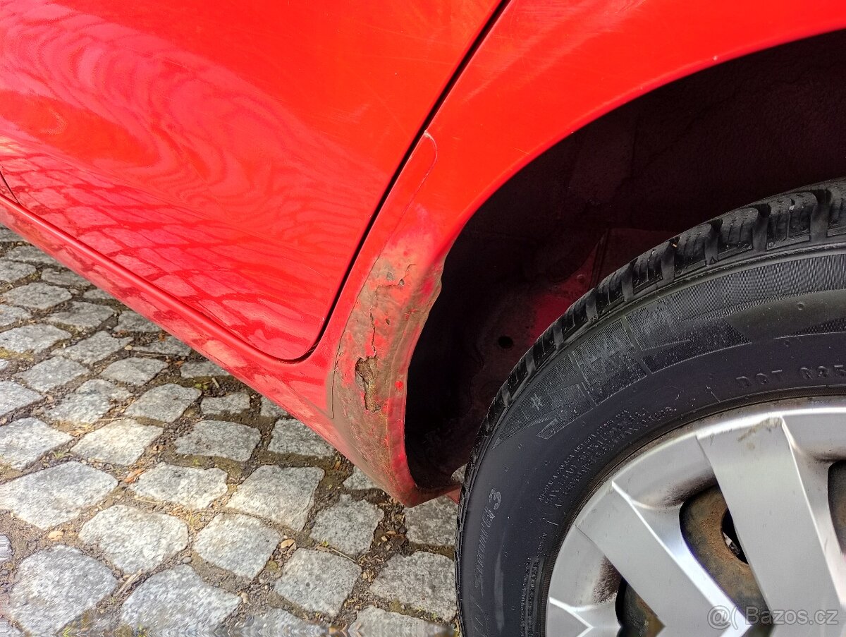 Toyota Yaris 1.3i - 15