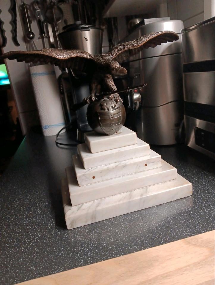 Bronzový orel na mramorovém podstavci – historická dekorace - 15