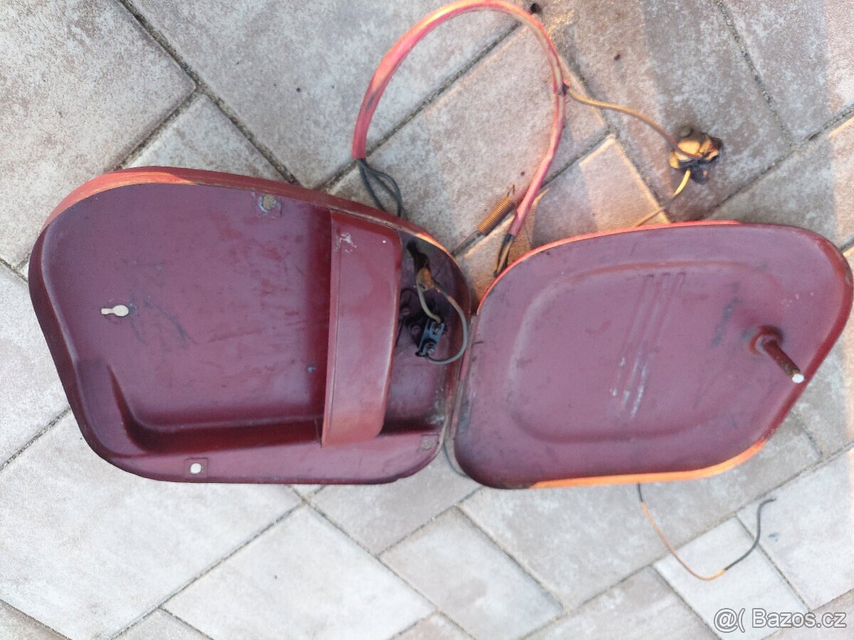 Jawa kyvacka, panelka - kastlik na naradi - 15