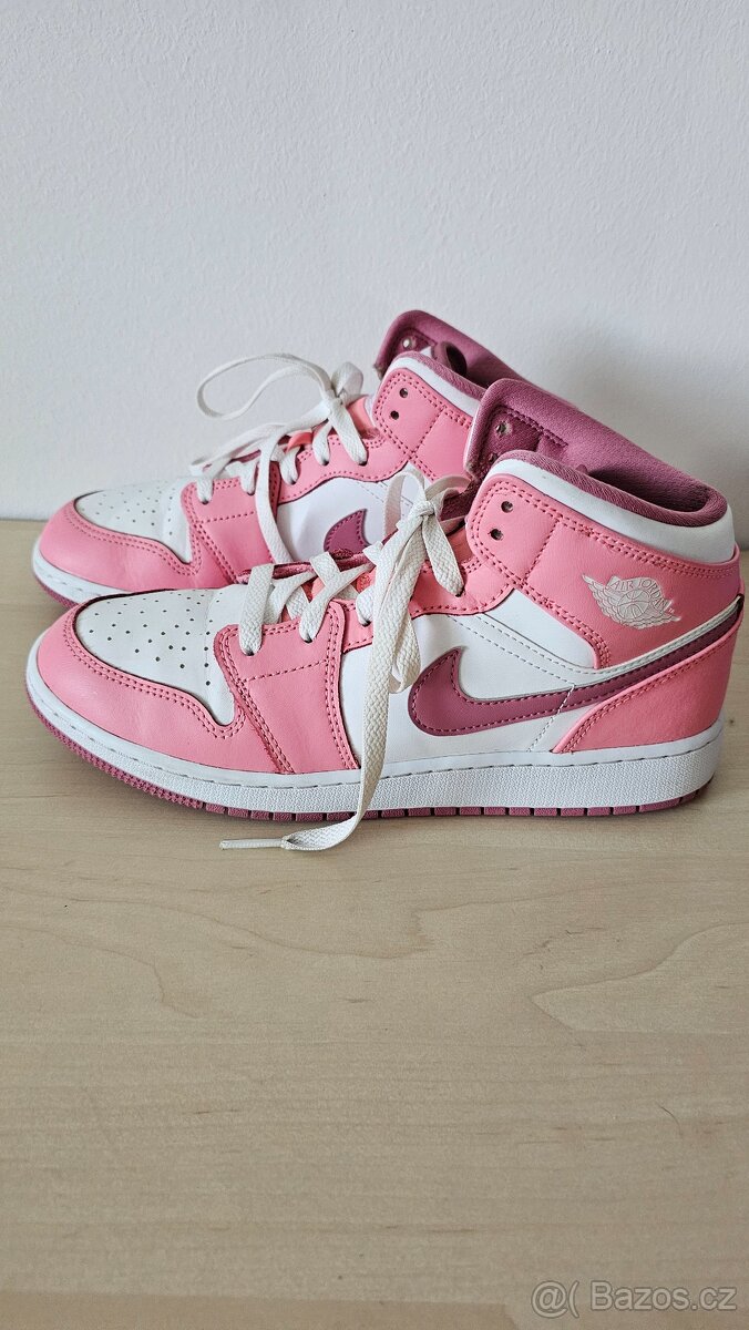 Nike Air Jordan 1 Mid Valentine's Day 39 - 15
