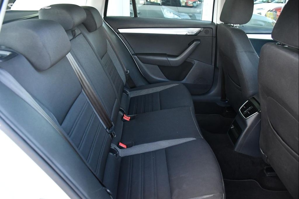 Škoda Octavia Combi 1.6TDi DSG 85KW NAVI CARPLAY - 15