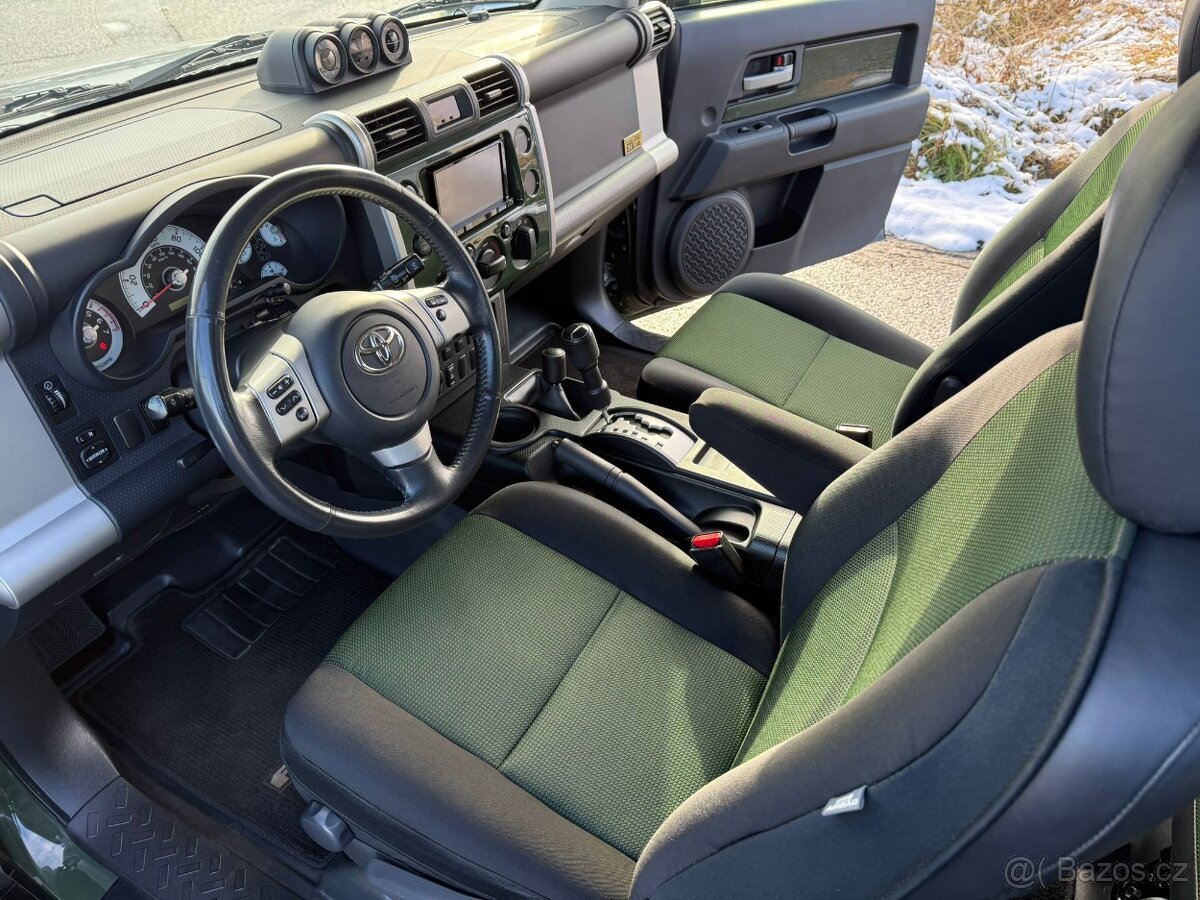 Toyota FJ Cruiser army green facelift - 15