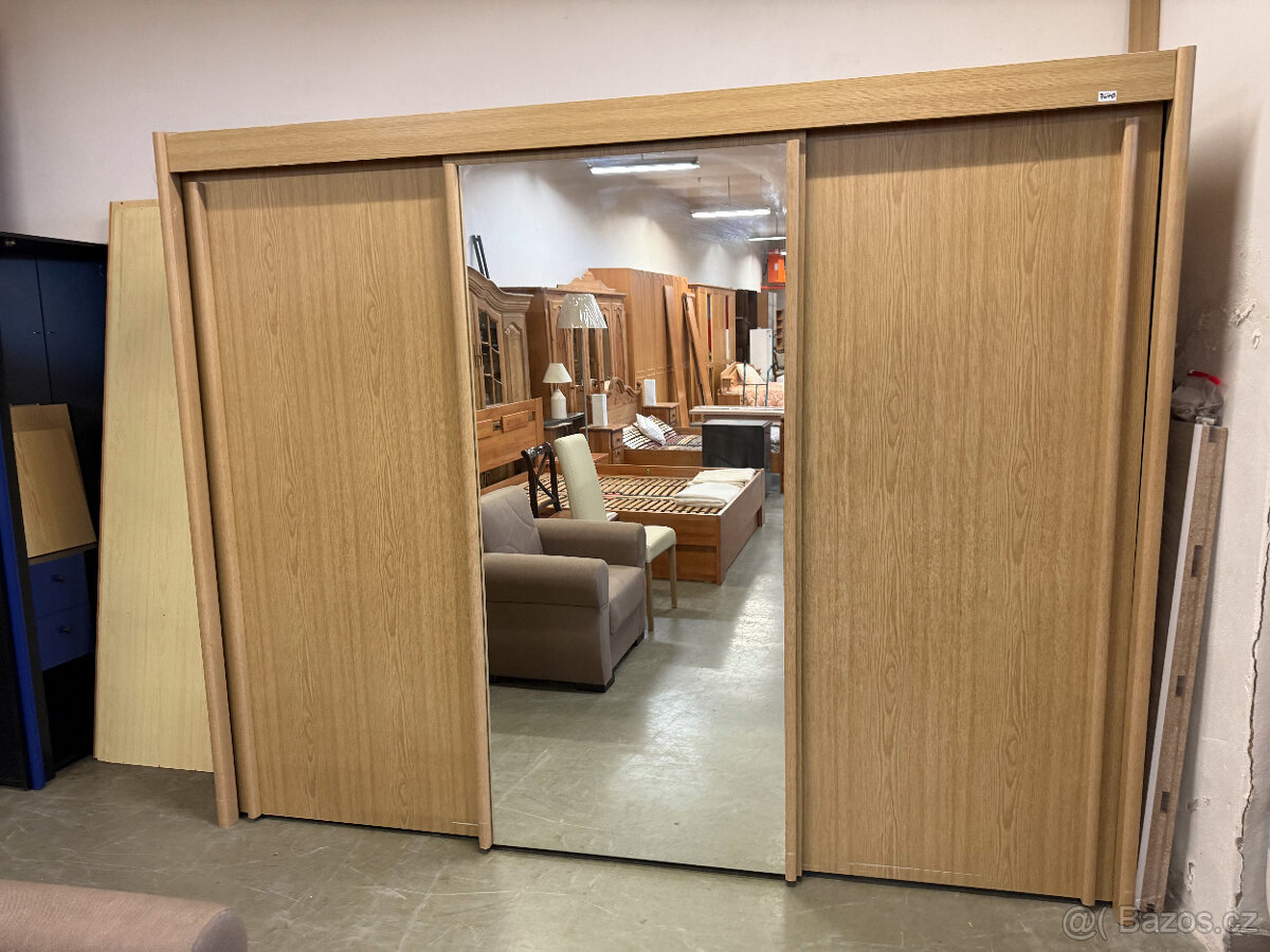 Třídveřová velká šatní skříň s posuvnými dveřmi - 15