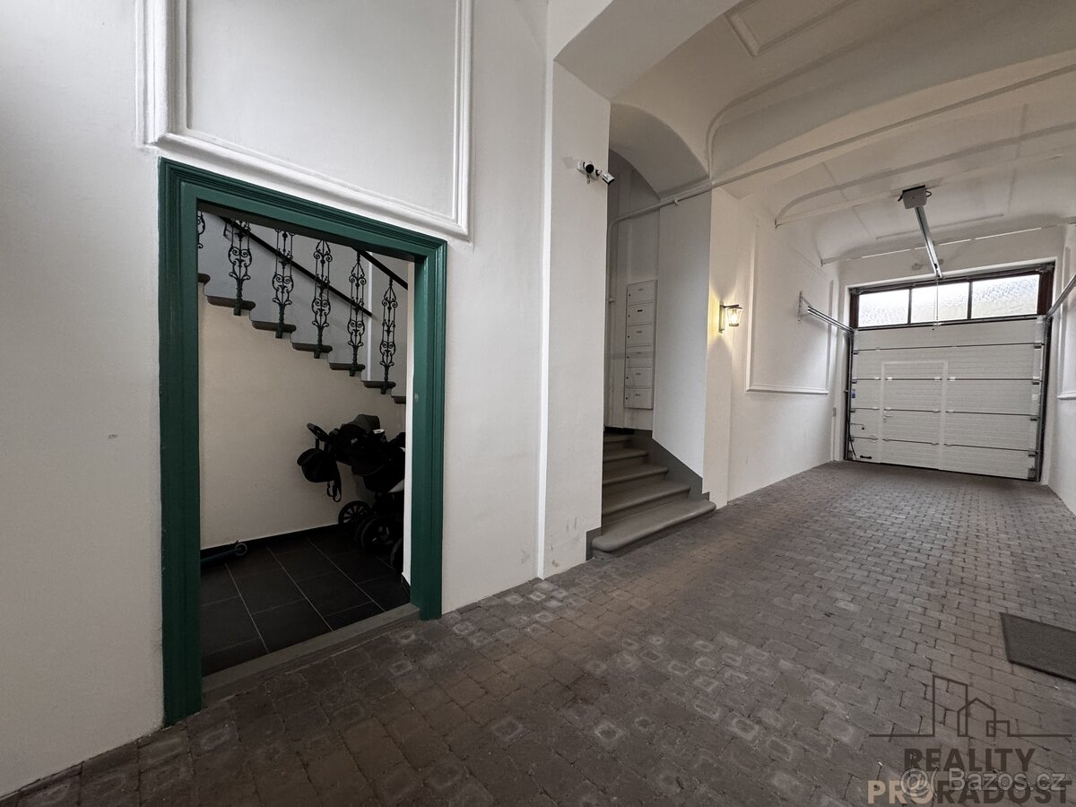 Pronájem prostorného podkrovního bytu 3+1 v Hodoníně – ulice - 15