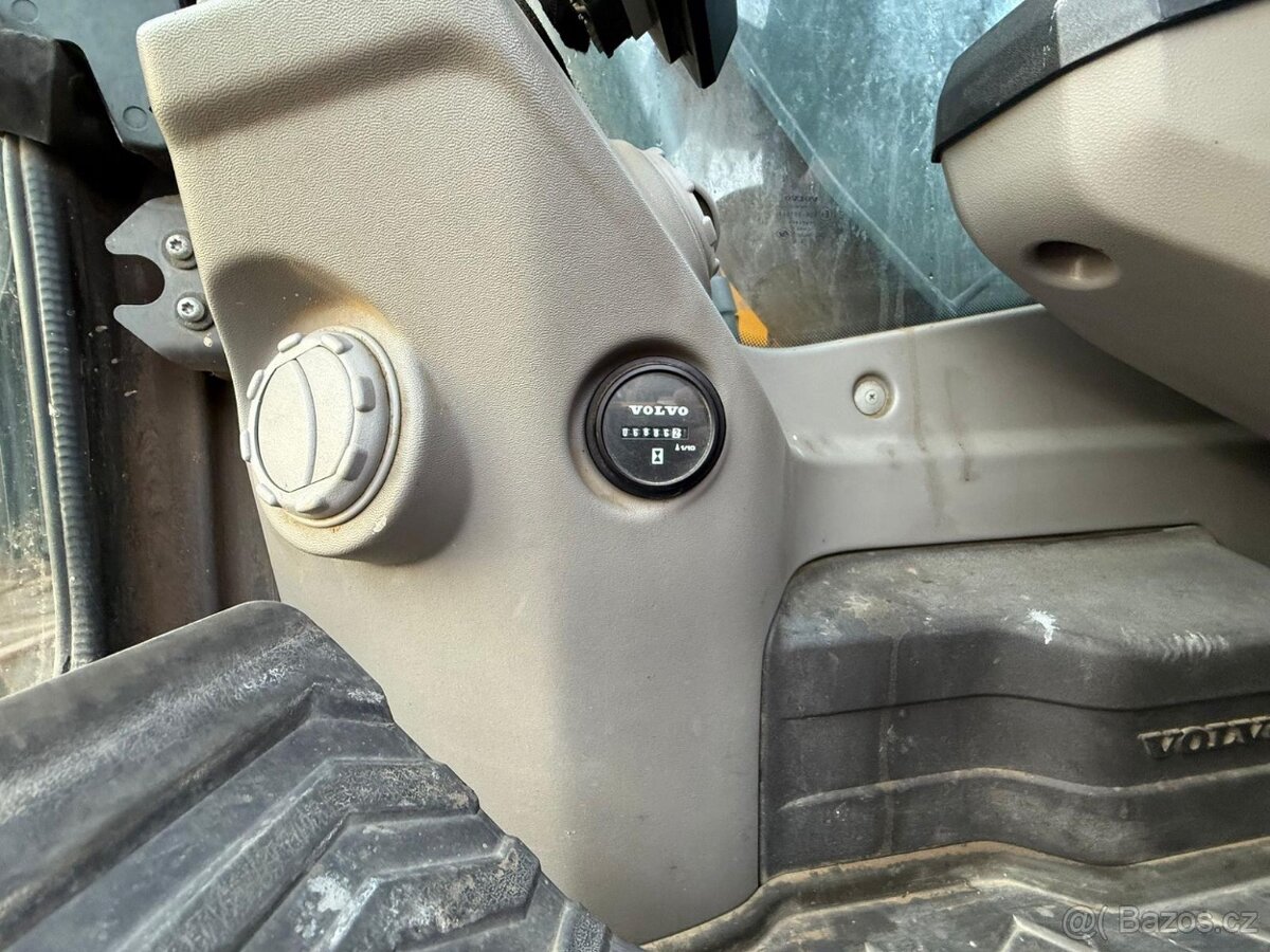 Kolový bagr KOMATSU PW148-11 - 15