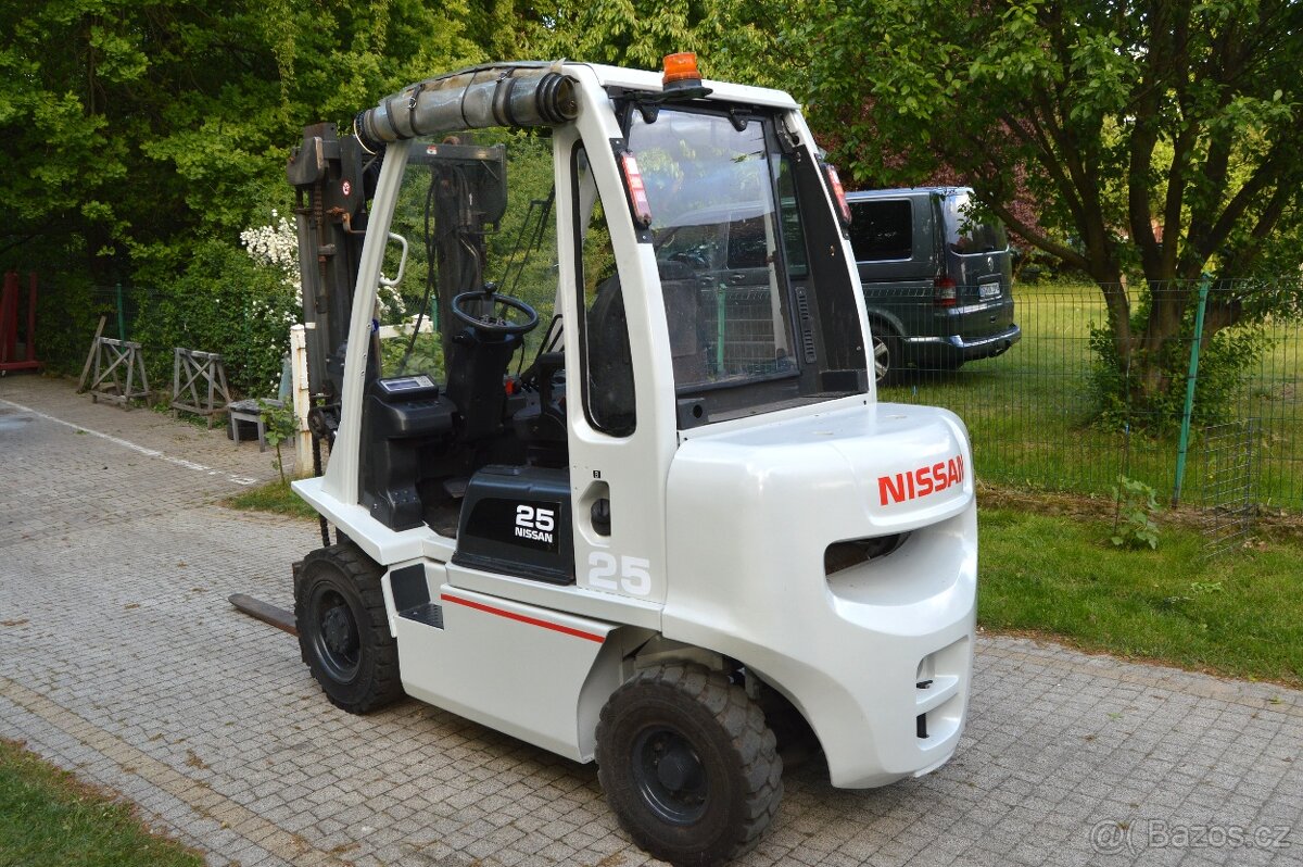 Vysokozdvižný vozík Nissan 25 2018 2,5t Unicarriers Diesel D - 15