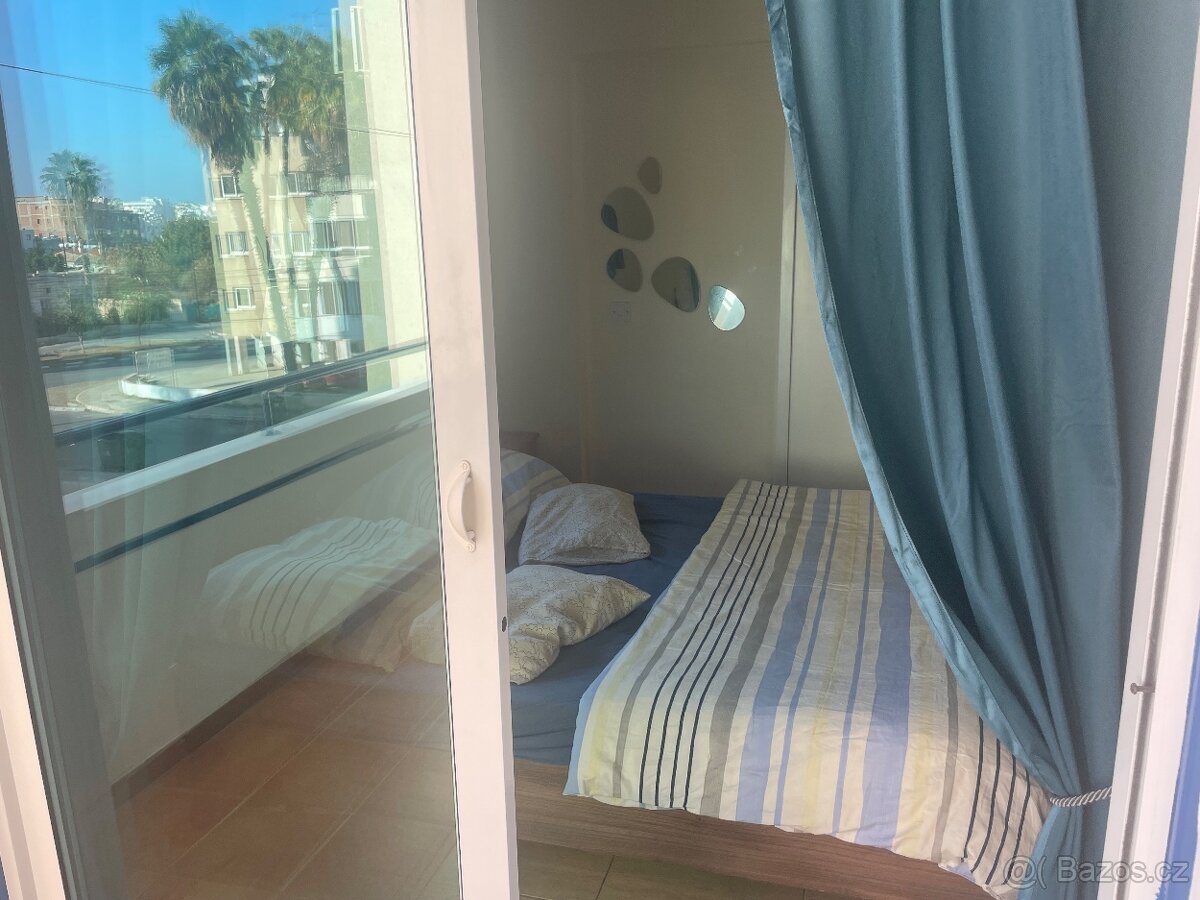 KYPR - LARNAKA, byt 3+1 s terasou, bazénem a park. stáním - 15