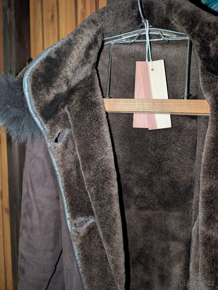 Elegantní kožich s odepínací kapucí - 15