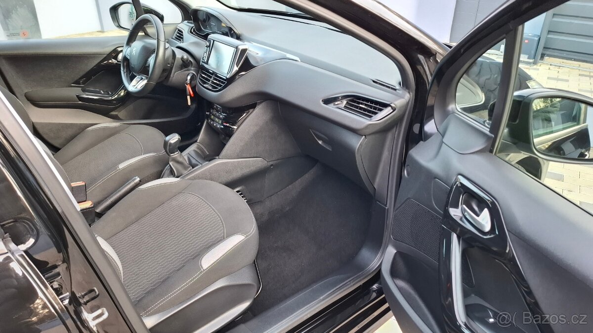 Peugeot 208 1,0 VTI - 50kw. KRÁSNÝ STAV - NAJETO: 70 tis km - 15