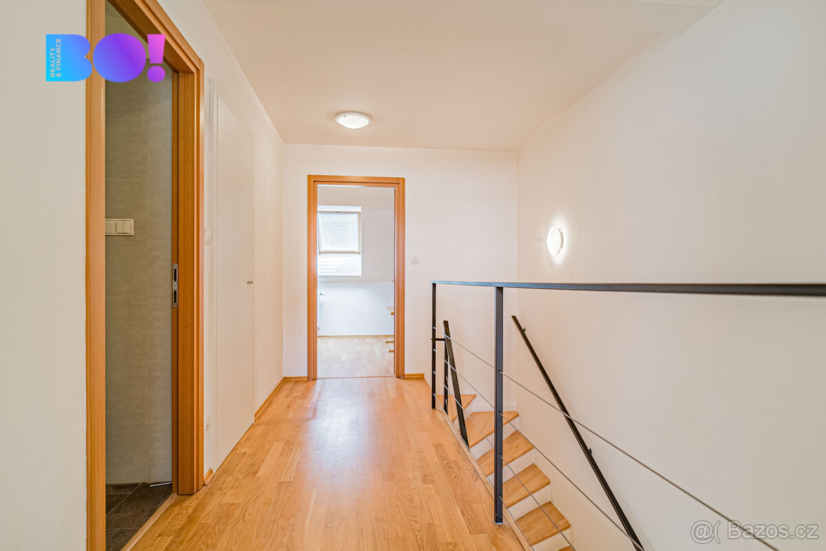 Prodej řadového rodinného domu 5+kk se zahradou a dvougaráží - 15
