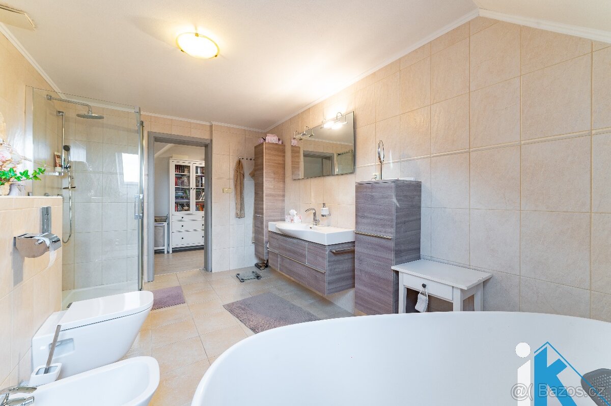 Vybavený rodinný dům 5+1 - 15