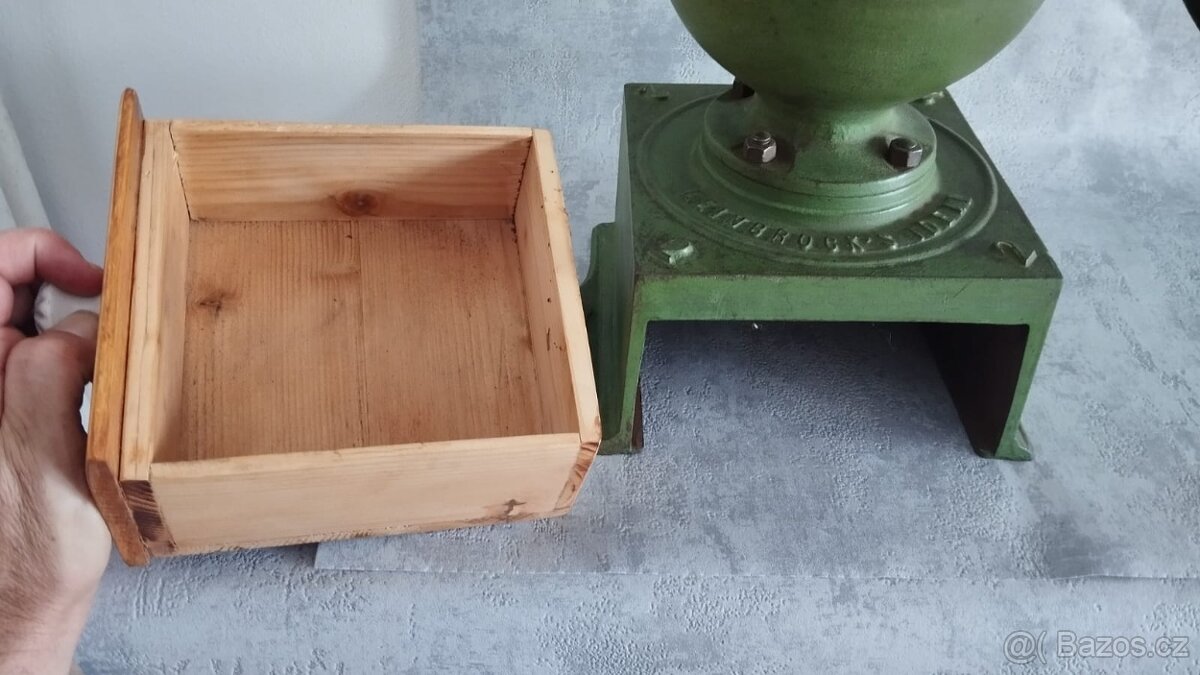 Velmi starý kupecký mlýnek IDEAL s rumpálem DOPRAVA 0,- - 15