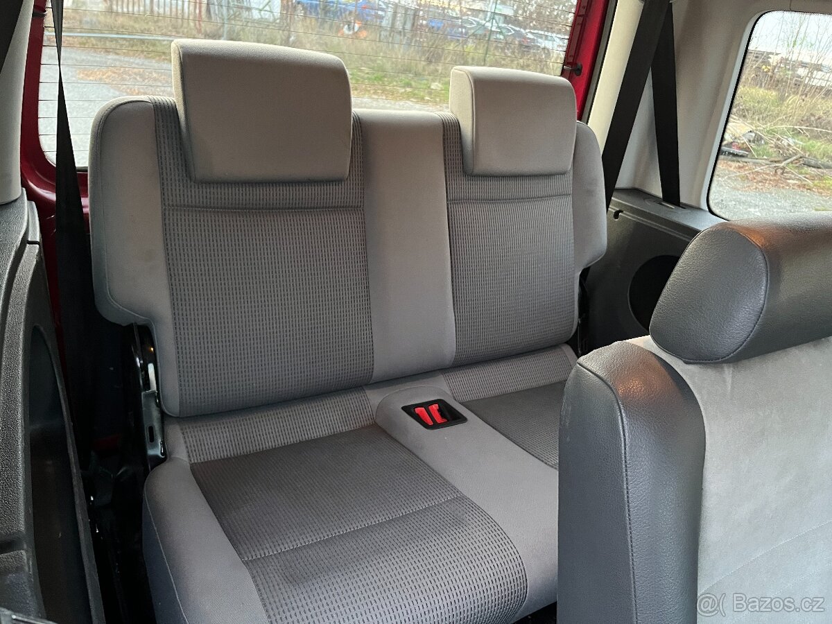 Vw Caddy 2.0tdi 103 kw 7.míst po servisu závěs vyhř.sedačky - 15